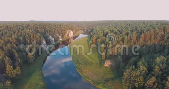 从空中拍摄的山河和森林视频的预览图