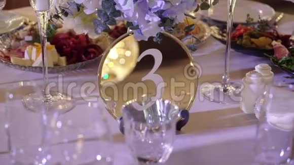 宴会上装饰的桌子庆祝婚礼或其他活动视频的预览图