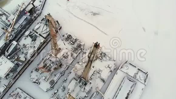河港货轮吊车冬季空中勘测俯视视频的预览图