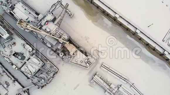 河港货轮吊车冬季空中勘测俯视视频的预览图