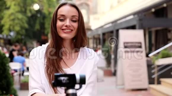 录口供在城街拍摄女子录像视频的预览图