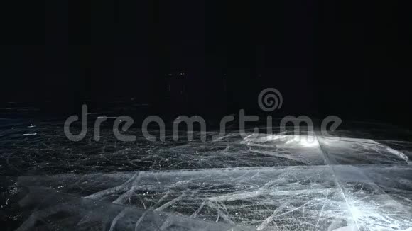 女人是滑冰之夜女孩在大自然中骑着花样冰鞋女人一起骑在冰缝里文学视频的预览图