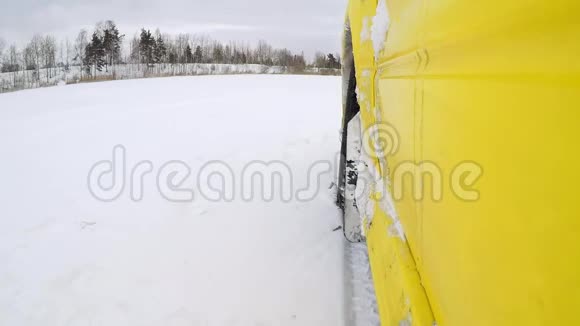 冬天在雪覆盖的湖面上汽车在结冰的轨道上行驶冬季在雪地赛道上进行赛车运动开车比赛视频的预览图