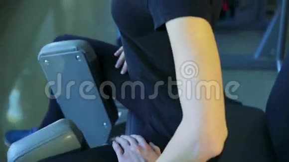 在健身房锻炼腿的女孩视频的预览图