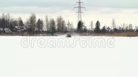 冬天在雪覆盖的湖面上汽车在结冰的轨道上行驶冬季在雪地赛道上进行赛车运动开车比赛视频的预览图