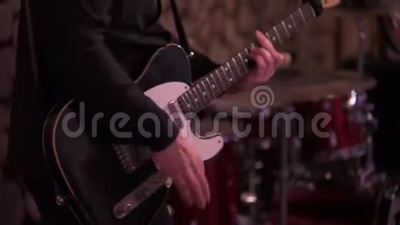 音乐会上吉他手在台上弹吉他视频的预览图