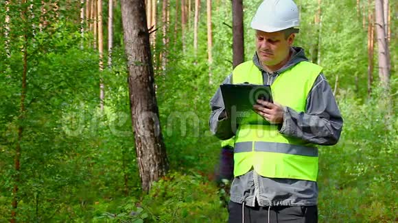 森林管理员和工人视频的预览图