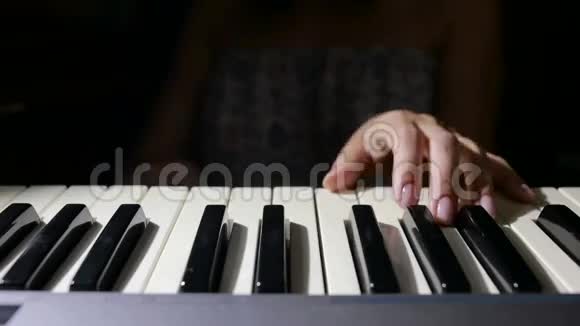 女子手弹奏MIDI控制器键盘合成器特写视频的预览图