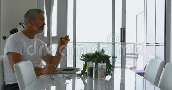 男人在家吃早餐视频的预览图