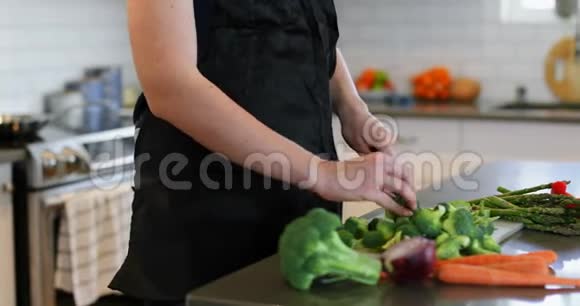 妇女在家厨房切菜4k视频的预览图