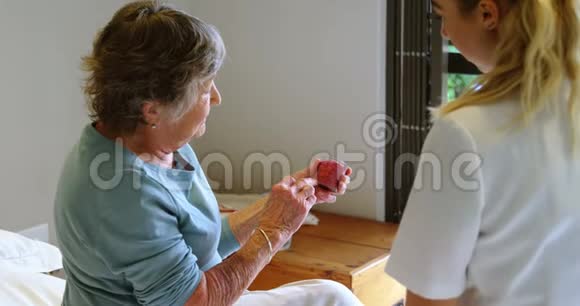 老年妇女与医生讨论药物问题视频的预览图