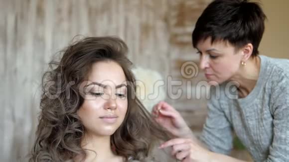 化妆师和模特一起工作理发师做模特的发型视频的预览图