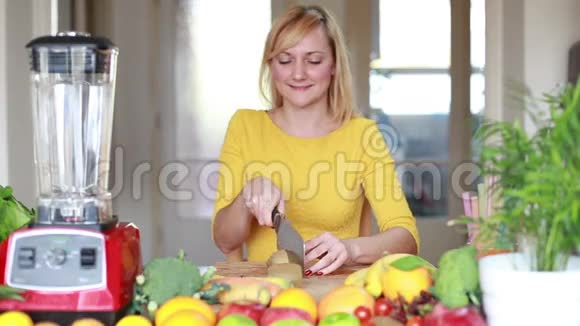 女人切奇异果做冰沙视频的预览图