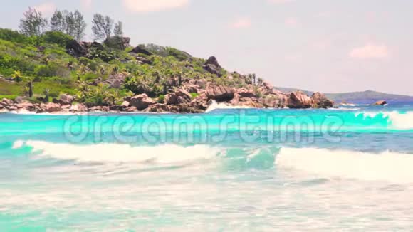 塞舌尔群岛的小浪和白色海滩LaDigueAnseCocos视频的预览图