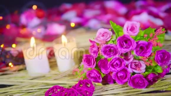 花束和蜡烛装饰情人节的镜头视频的预览图