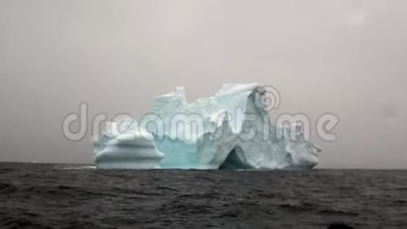 南极洲海洋中的冰山视频的预览图