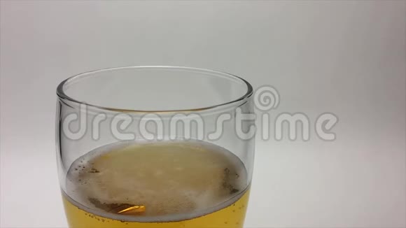 从啤酒瓶中倒入淡啤酒视频的预览图