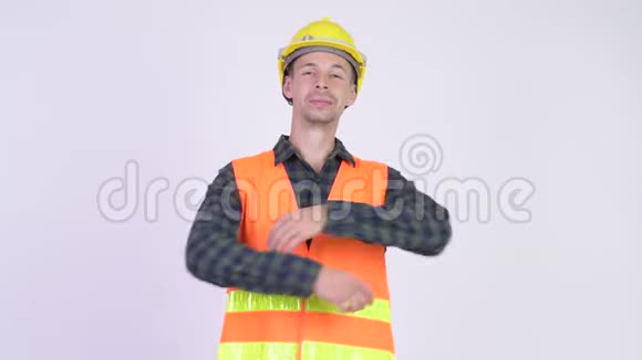 摄影棚拍摄的幸福人建筑工人微笑与双臂交叉视频的预览图