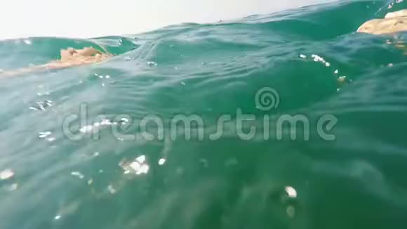 人在海水中游泳POV视频的预览图