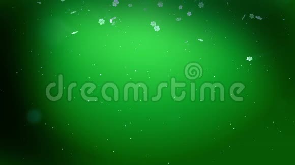 装饰的3d雪花在空气中缓慢的运动并在夜间在绿色背景上发光使用动画圣诞视频的预览图