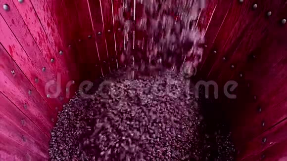 酒桶发酵过程中的葡萄酒混合视频的预览图