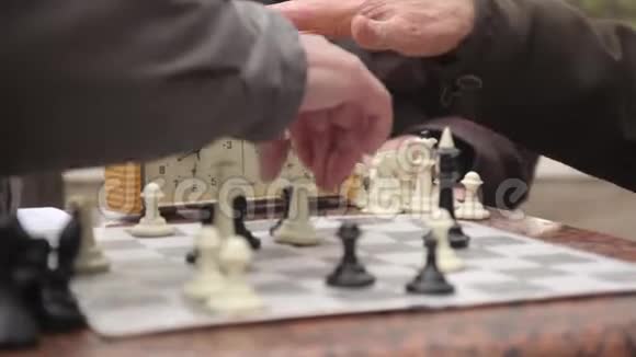 秋天养老金领取者在公园里下棋乌克兰基辅视频的预览图