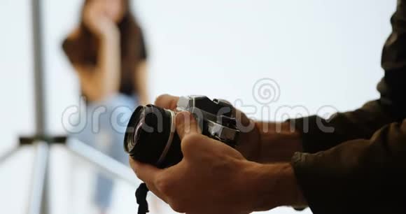 男摄影师拿着相机4k视频的预览图