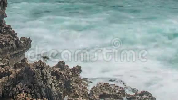 详细的火山海岸线与高崖和波浪突破火山岩葡萄牙视频的预览图