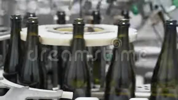 香槟或葡萄酒厂自动输送线上的玻璃瓶酒精饮料装瓶厂视频的预览图