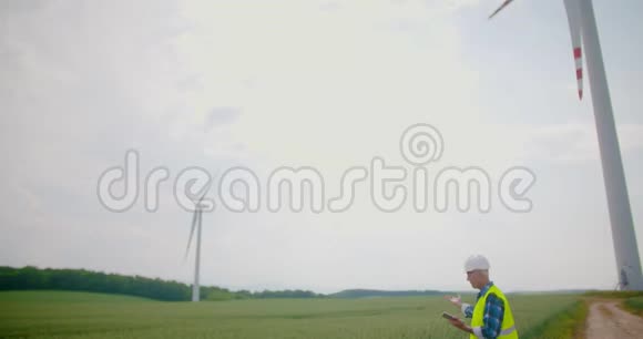 风力涡轮机农场逆天使用数字平板电脑的工程师视频的预览图