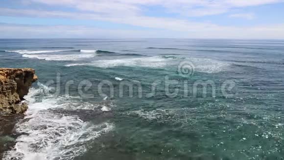 太平洋上的悬崖视频的预览图