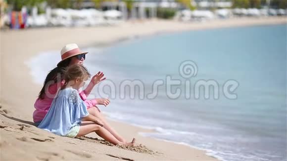 一家人和一家人在白沙滩欣赏海景视频的预览图