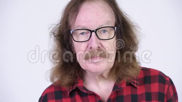 戴眼镜留胡子的高级时髦男士视频的预览图