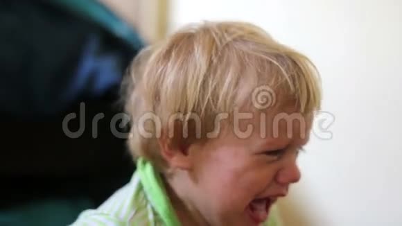 哭的孩子视频的预览图