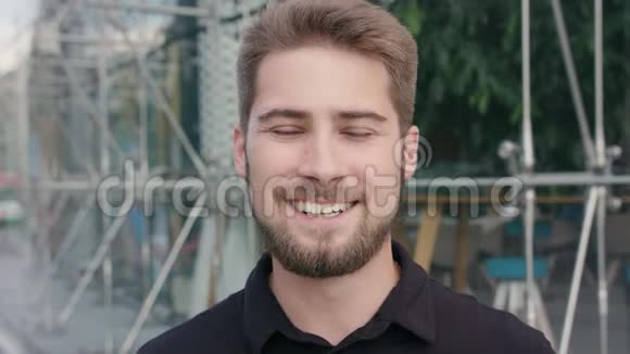 城里有胡子的快乐微笑男人视频的预览图