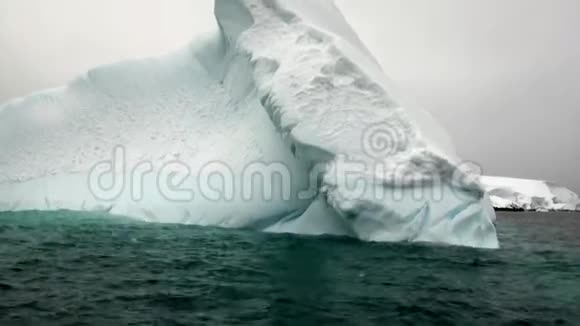 南极洲海洋中的冰山视频的预览图