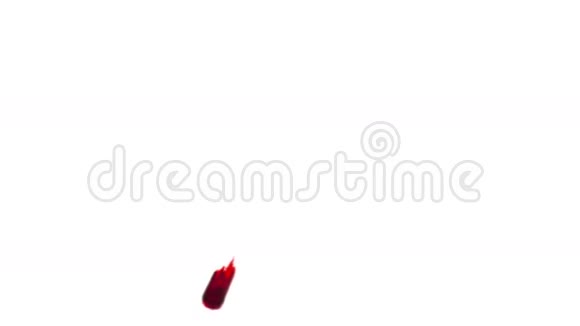 红色溅在空中慢动作自由度爵士视频的预览图