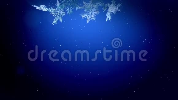 闪亮的三维雪花在空气中缓慢地漂浮在蓝色的背景上发光作为圣诞动画使用新年视频的预览图