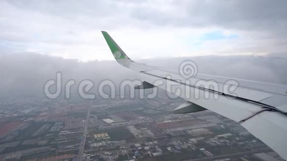 飞机降落前降落视频的预览图