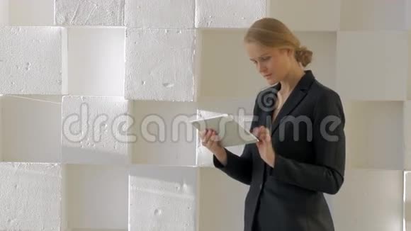 室内有平板电脑的女商人视频的预览图
