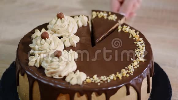巧克力蛋糕和榛子一块自制蛋糕视频的预览图