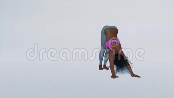 非洲女性瑜伽姿势白色4K环视频的预览图