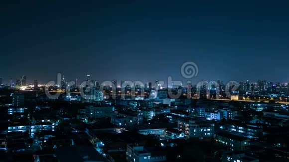 夜晚的城市灯光时间流逝视频的预览图