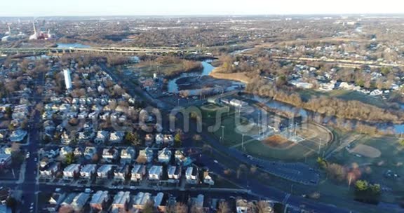 特拉华河畔社区和港口城市格洛斯特的鸟瞰图视频的预览图