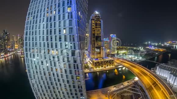 JBR和迪拜码头的空中夜晚时间视频的预览图