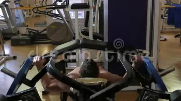 健身房里的健美运动员视频的预览图