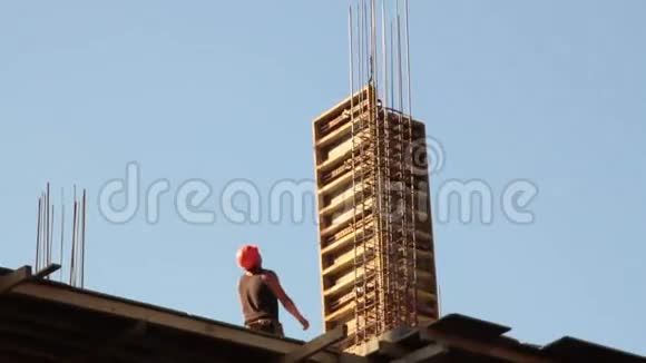建筑工程建筑伙计手臂起重机视频的预览图