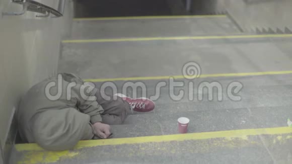 乞丐流浪汉贫穷愤怒基辅乌克兰视频的预览图