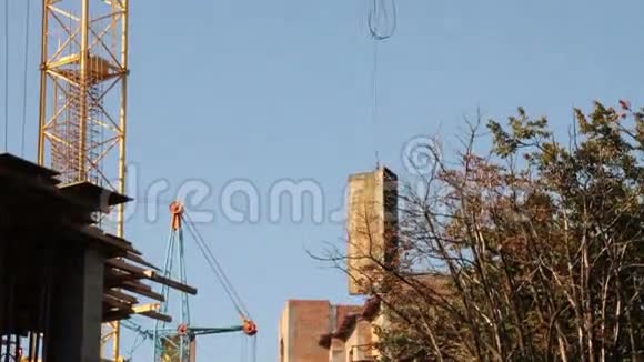 建筑工程建筑伙计手臂起重机视频的预览图