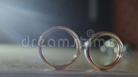 结婚戒指在桌子上视频的预览图